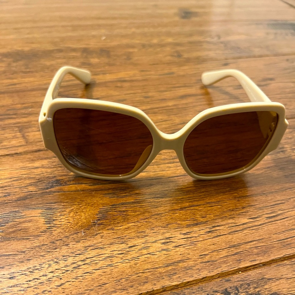 Peepers brand fashionable sunglasses.